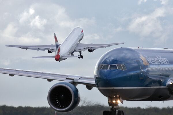 Боинг-777 авиакомпании Vietnam Airlines и Боинг-767 авиакомпании British Airways
