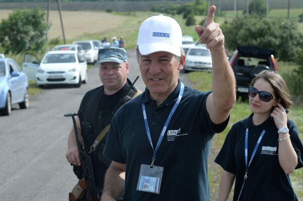 Сотрудники миссии ОБСЕ и эксперты работают на месте крушения малайзийского Boeing 777 Сотрудники миссии ОБСЕ и эксперты работают на месте крушения малайзийского Boeing 777