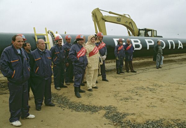 Бригада сварщиков, работающих на строительстве газопровода Ямал-Европа