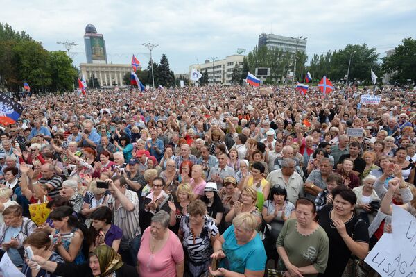 В Донецке проходит митинг ДНР