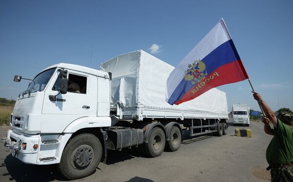 Колонна с гуманитарной помощью РФ выехала из украинского КПП Изварино в сторону Луганска