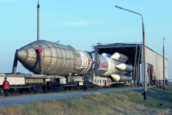 Вывоз ракеты Протон-М на стартовый комплекс Байконура