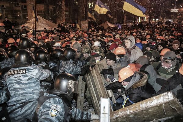 Внутренние войска начали штурм лагеря митингующих на Майдане