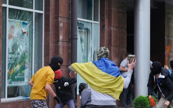 Неизвестные разгромили отделение Сбербанка России в Киеве