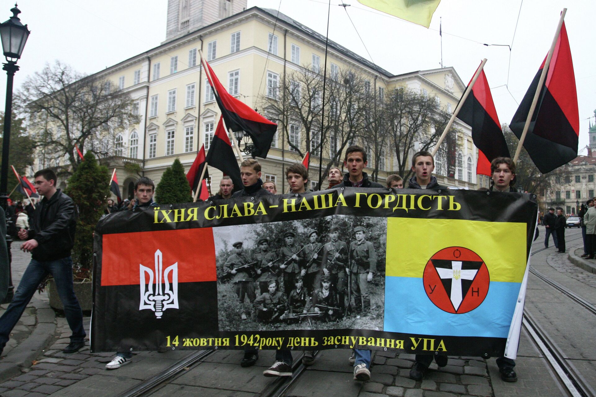 Украинские националисты прошли маршем по центру Львова - РИА Новости, 1920, 22.03.2022