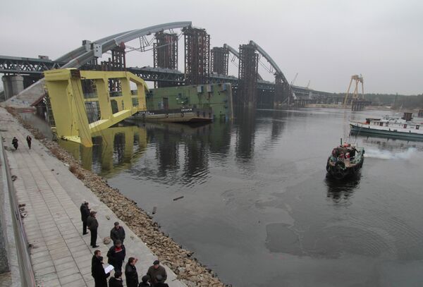 Рухнул уникальный плавучий кран Захар в Киеве