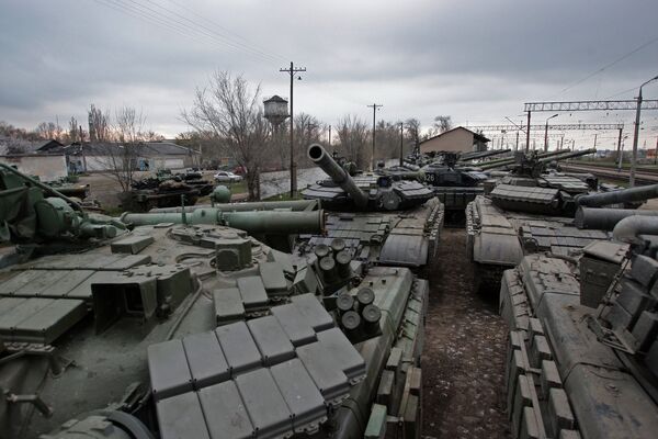 Танки войск береговой обороны Украины покидают территорию Крыма