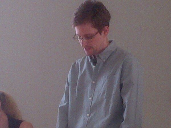 Сноуден хотел бы остаться в России Сноуден хотел бы остаться в России