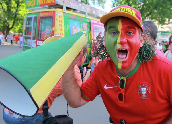 Футбольные болельщики перед матчем Португалия - Нидерланды