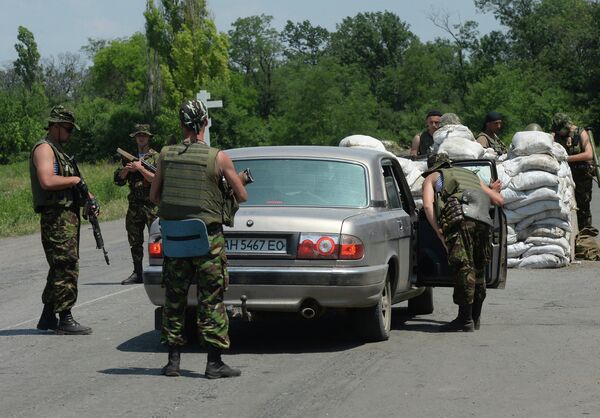 Блокпост украинских военных в населенном пункте Амвросиевка Донецкой области