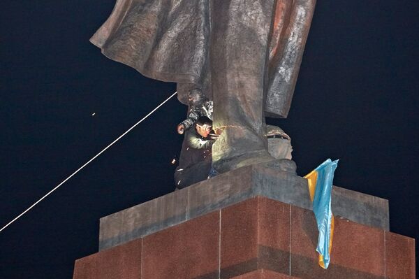 В Харькове снесли памятник Ленину В Харькове снесли памятник Ленину