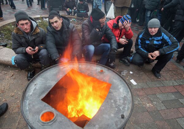 Сторонники Партии Регионов продолжают бессрочную акцию в Мариинском парке в Киеве