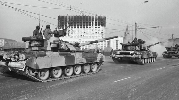 Колонна танков проходит по Новоарбатскому мосту в Москве