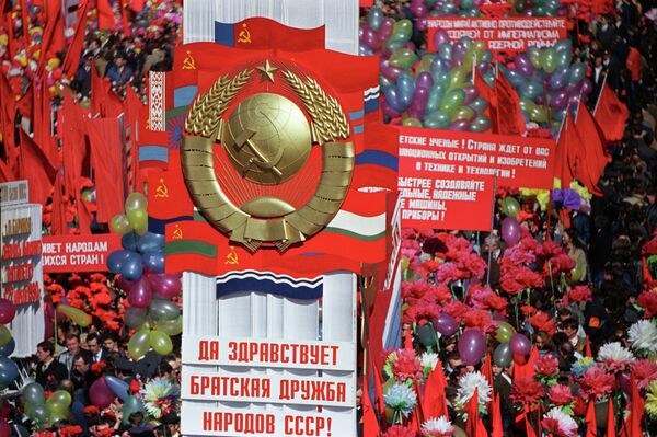 Праздничная демонстрация на Красной площади Праздничная демонстрация на Красной площади