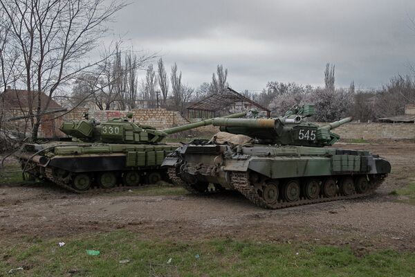 Танки войск береговой обороны Украины покидают территорию Крыма