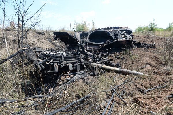 Уничтоженная ополченцами на въезде в Донецк техника украинской армии
