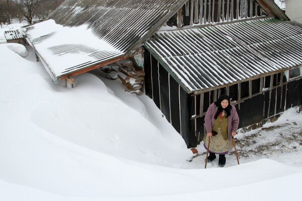 Занесенный снегом дом недалеко трассы Киев-Чоп