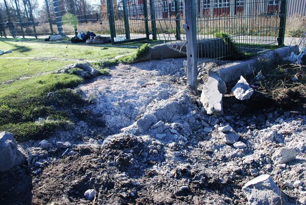 Последствия обстрела школы в Донецке Последствия обстрела школы в Донецке