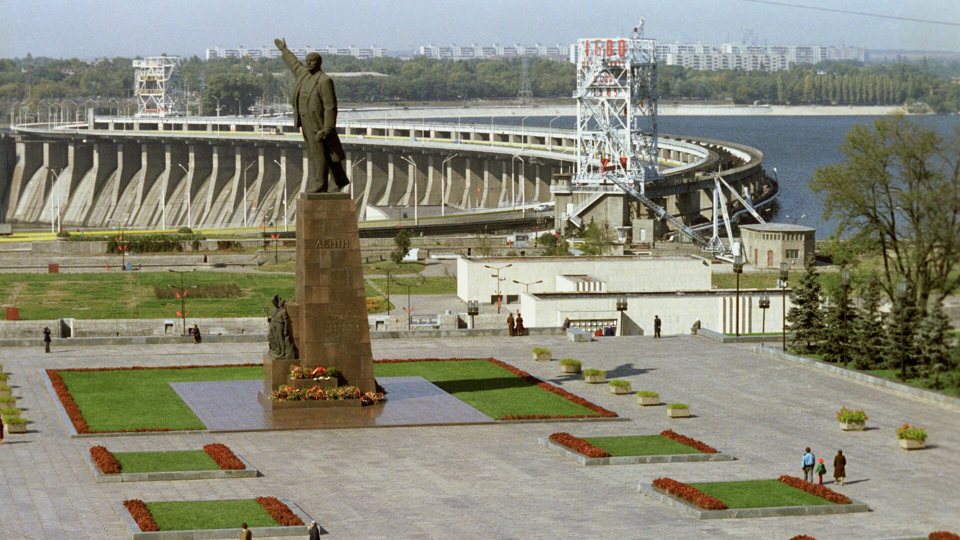 Вид на плотину Днепрогэс и памятник В.И. Ленину - РИА Новости, 1920, 27.07.2022