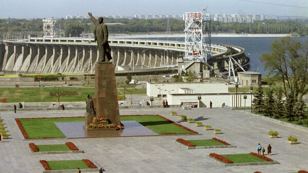 Вид на плотину Днепрогэс и памятник В.И. Ленину