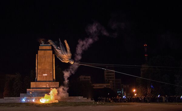 В Харькове снесли памятник Ленину