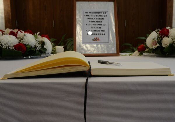 В посольстве Малайзии открыли книгу соболезнований, в связи с крушением Boeing 777 В посольстве Малайзии открыли книгу соболезнований, в связи с крушением Boeing 777