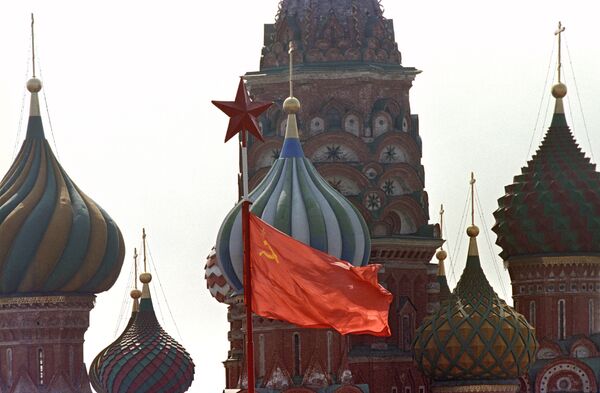 Флаг СССР на Красной площади в день 1 Мая Флаг СССР на Красной площади в день 1 Мая