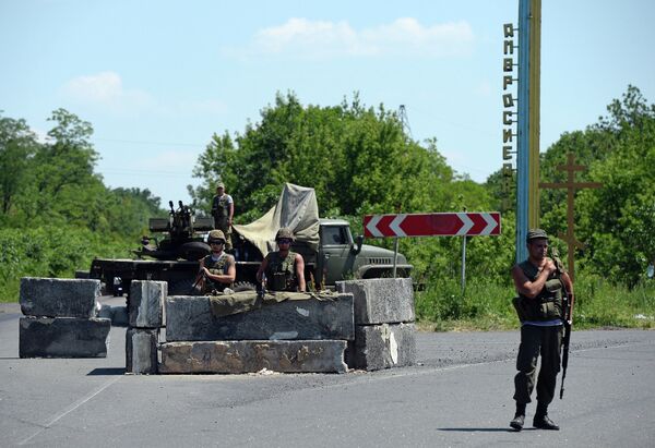 Блокпост украинских военных в населенном пункте Амвросиевка Донецкой области