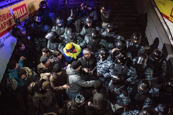 Полиция вытеснила митингующих с площади Независимости Полиция вытеснила митингующих с площади Независимости