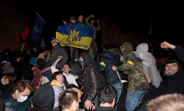 В Харькове снесли памятник Ленину В Харькове снесли памятник Ленину