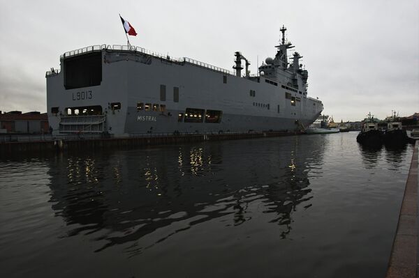 Французский военный корабль-вертолетоносец класса Мистраль в Санкт-Петербурге
