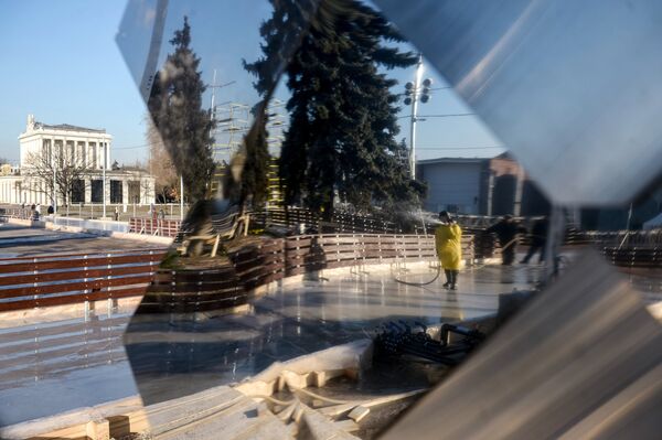 Подготовка ледового покрытия катка на ВДНХ Подготовка ледового покрытия катка на ВДНХ