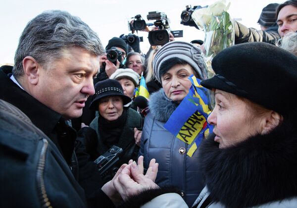 П.Порошенко на церемонии возложения цветов к кресту Небесной сотни П.Порошенко на церемонии возложения цветов к кресту Небесной сотни