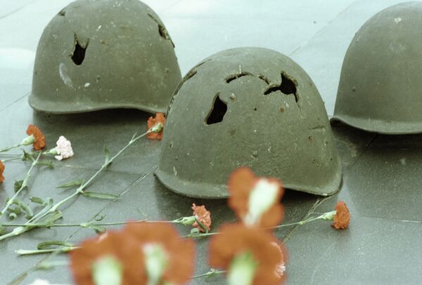 Пробитые осколками каски советских солдат