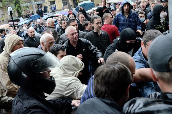 Митингующие требуют освободить задержанных после столкновений в Одессе
