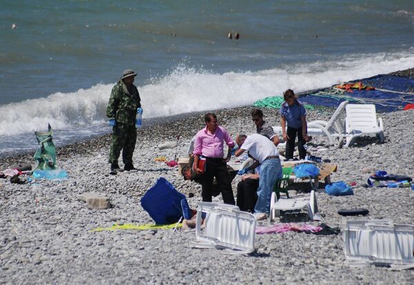 На месте взрыва неустановленного устройства на пляже в Лоо