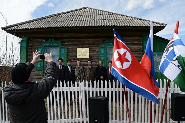 Посол КНДР в России почтил память офицера, спасшего жизнь Ким Ир Сена Посол КНДР в России почтил память офицера, спасшего жизнь Ким Ир Сена