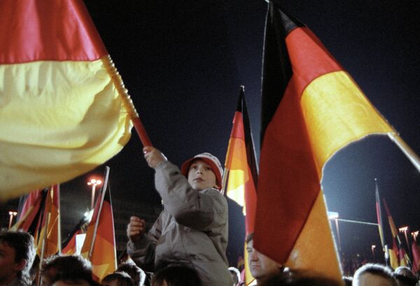 Жители ГДР участвуют в политической манифестации