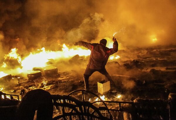 Столкновения протестующих с милицией в центре Киева Столкновения протестующих с милицией в центре Киева