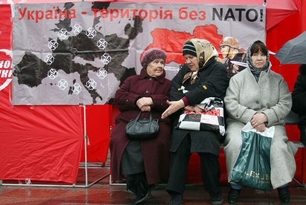 Митинг против интеграции Украины в НАТО проходит в день визита Дж. Буша в Киев