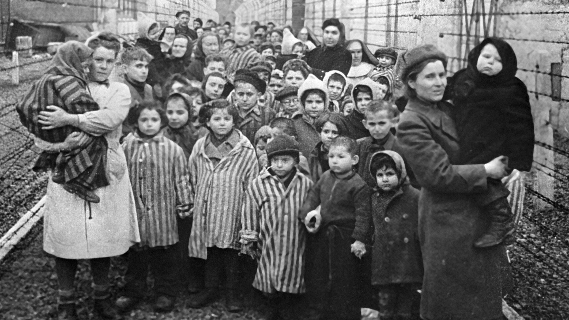 Освенцим в первые часы после освобождения лагеря - РИА Новости, 1920, 11.04.2023
