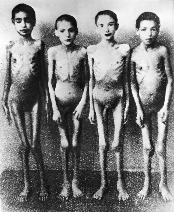 Группа кастрированных нацистами мальчиков