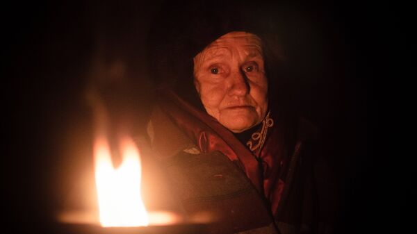 Жители поселка Марьинка Донецкой области в бомбоубежище