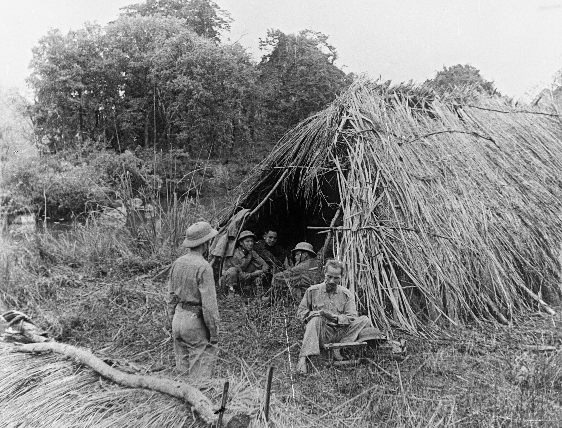 Хо Ши Мин среди солдат во время войны Сопротивления - РИА Новости, 1920, 01.08.2025