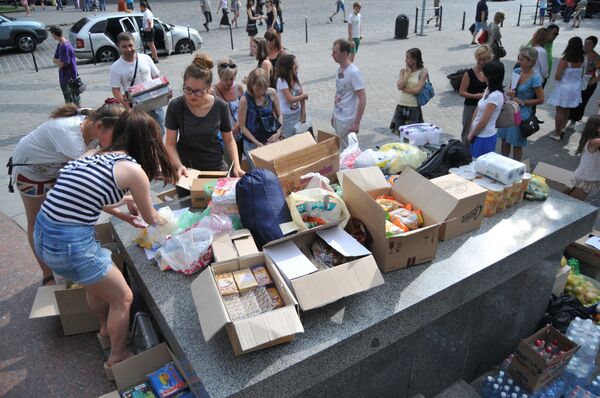 Волонтеры во Львове собирают продукты и вещи для военных