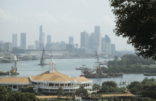 Панорама города в Сингапурском порту