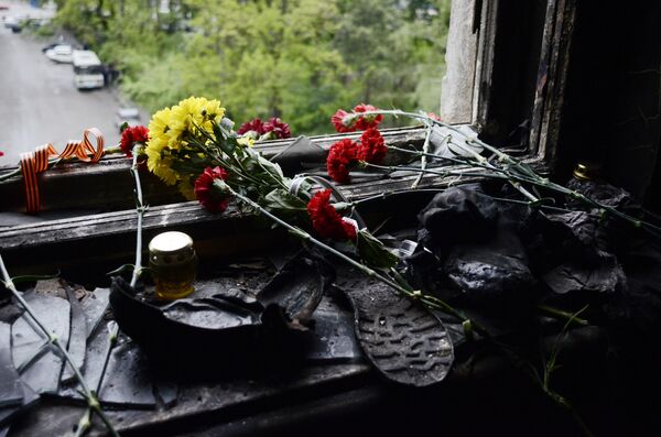 Жители Одессы несут цветы в память о погибших во время пожара в Доме профсоюзов Жители Одессы несут цветы в память о погибших во время пожара в Доме профсоюзов