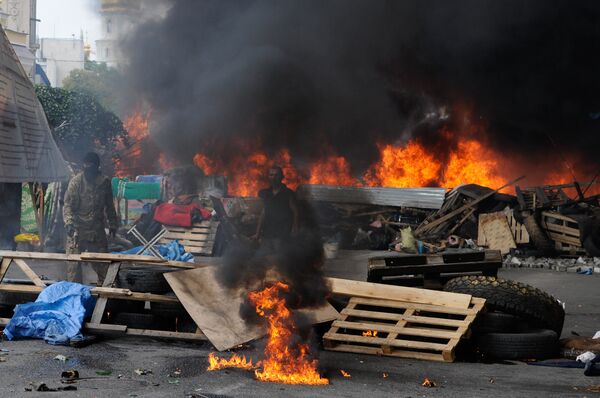 Уборка баррикад на Майдане в Киеве Уборка баррикад на Майдане в Киеве