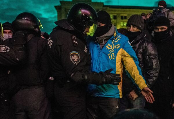 Спецподразделение Беркут пресекает попытки перекрыть Крещатик Спецподразделение Беркут пресекает попытки перекрыть Крещатик