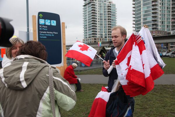Продажа флагов на улицах Ванкувера перед хоккейным матчем Россия-Канада
